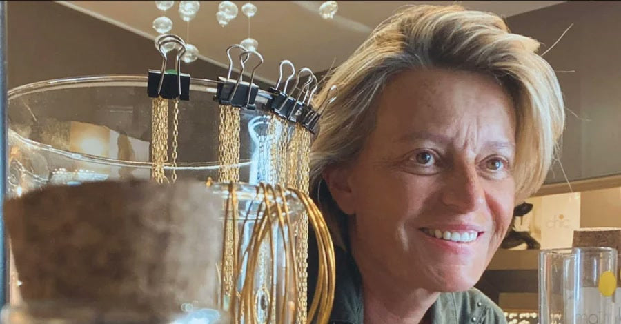 Mathilde dans son atelier, entourée de ses bijoux