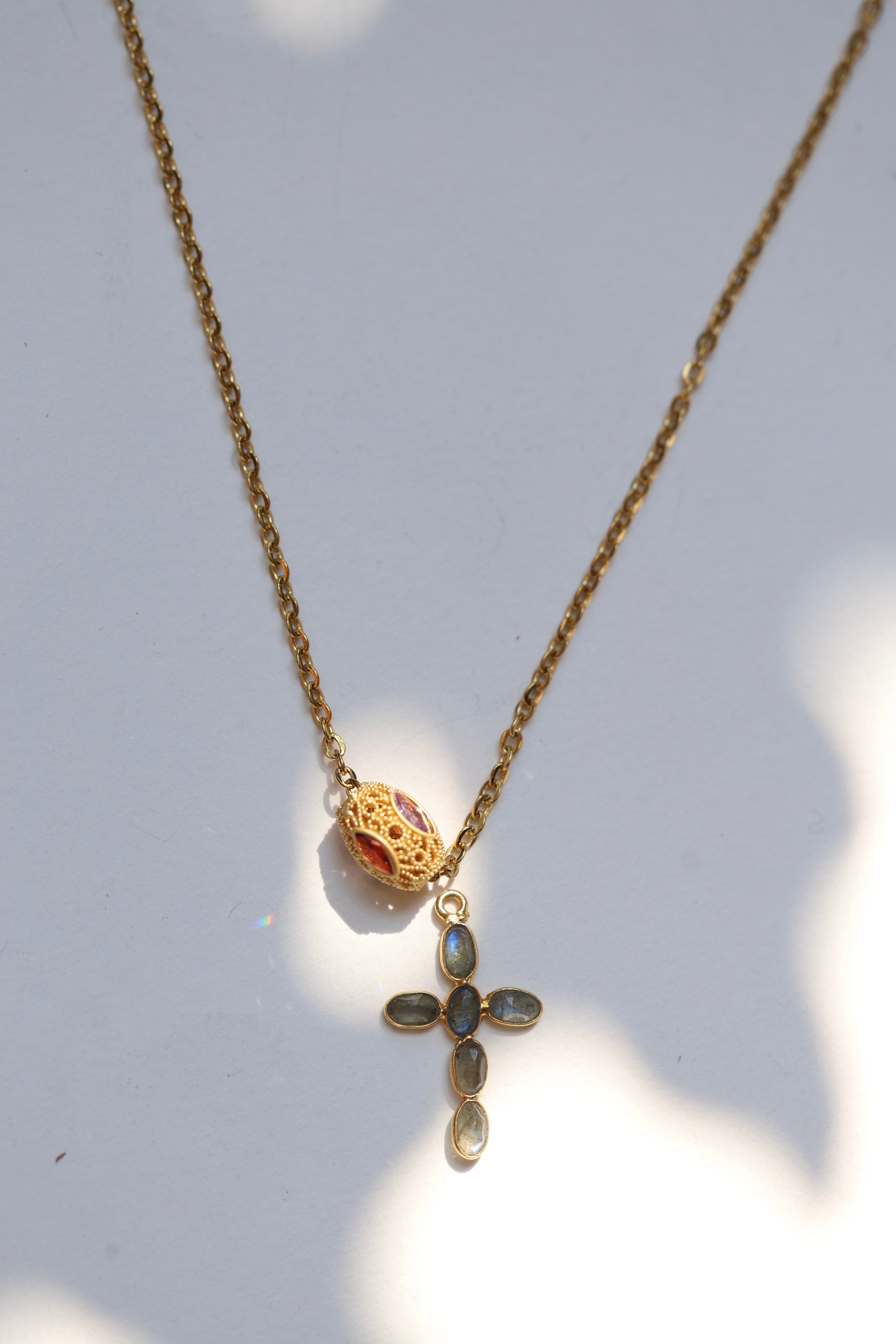 Croix Céleste : Collier de Foi et d'Élégance