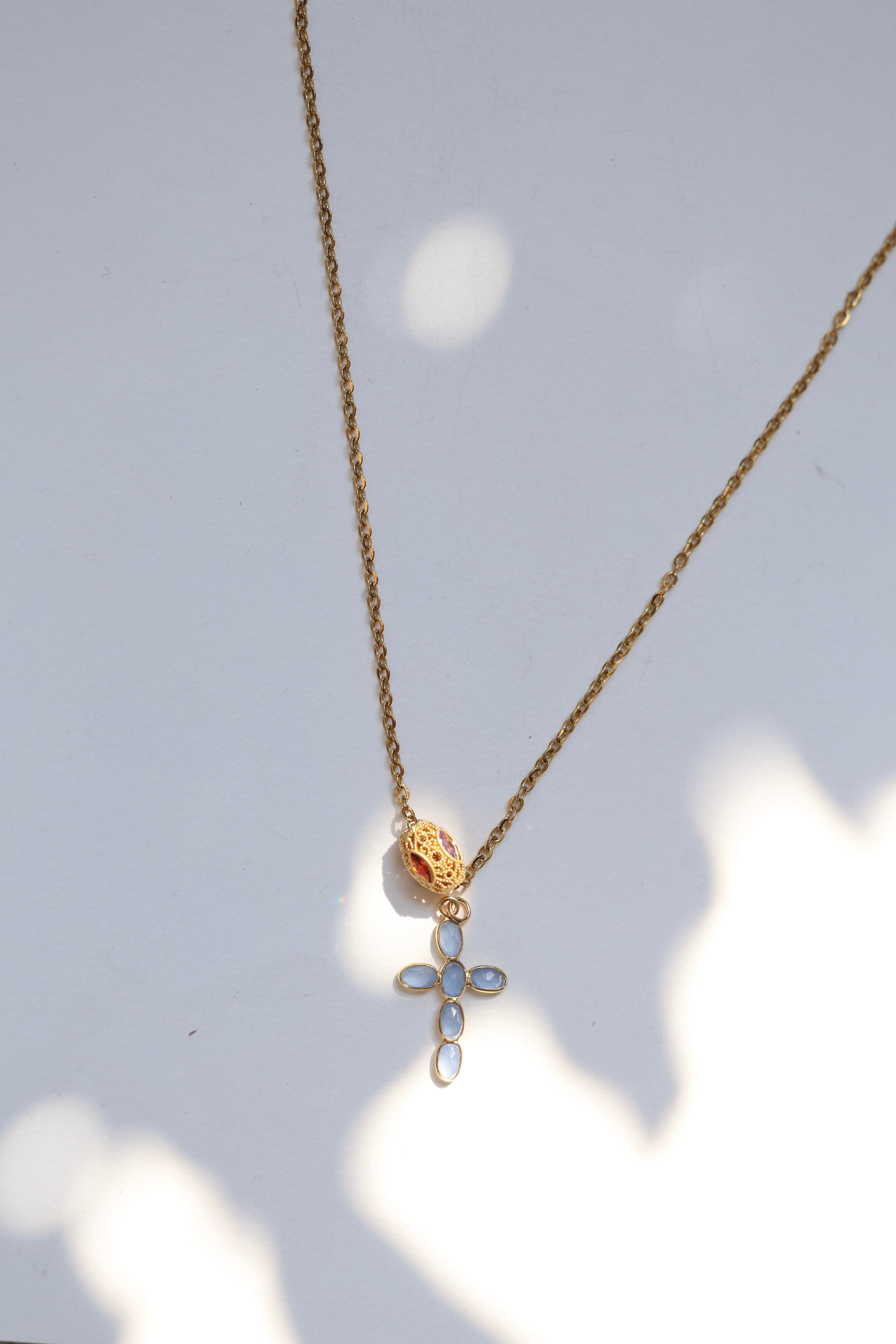 Croix Céleste : Collier de Foi et d'Élégance