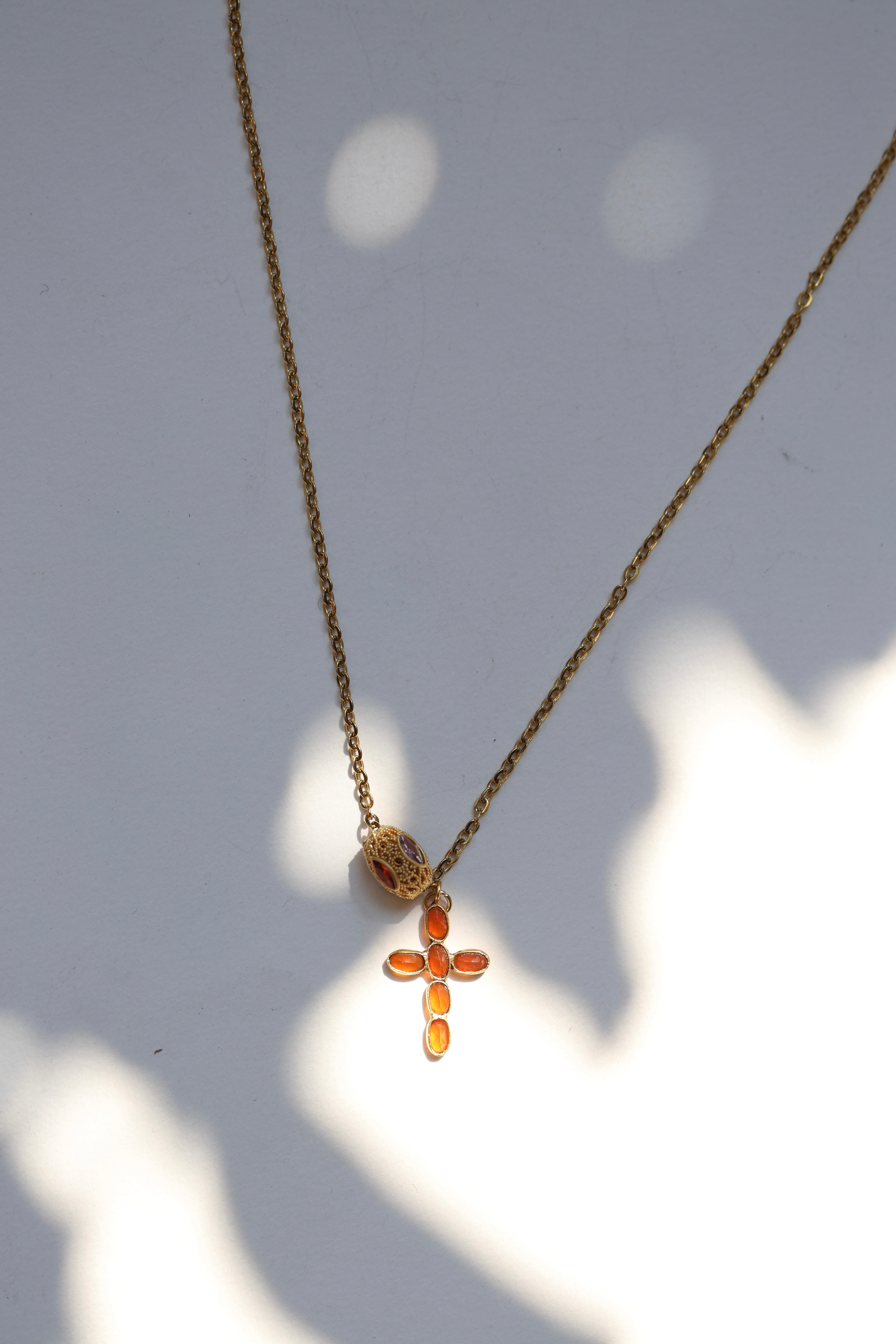 Croix Céleste : Collier de Foi et d'Élégance