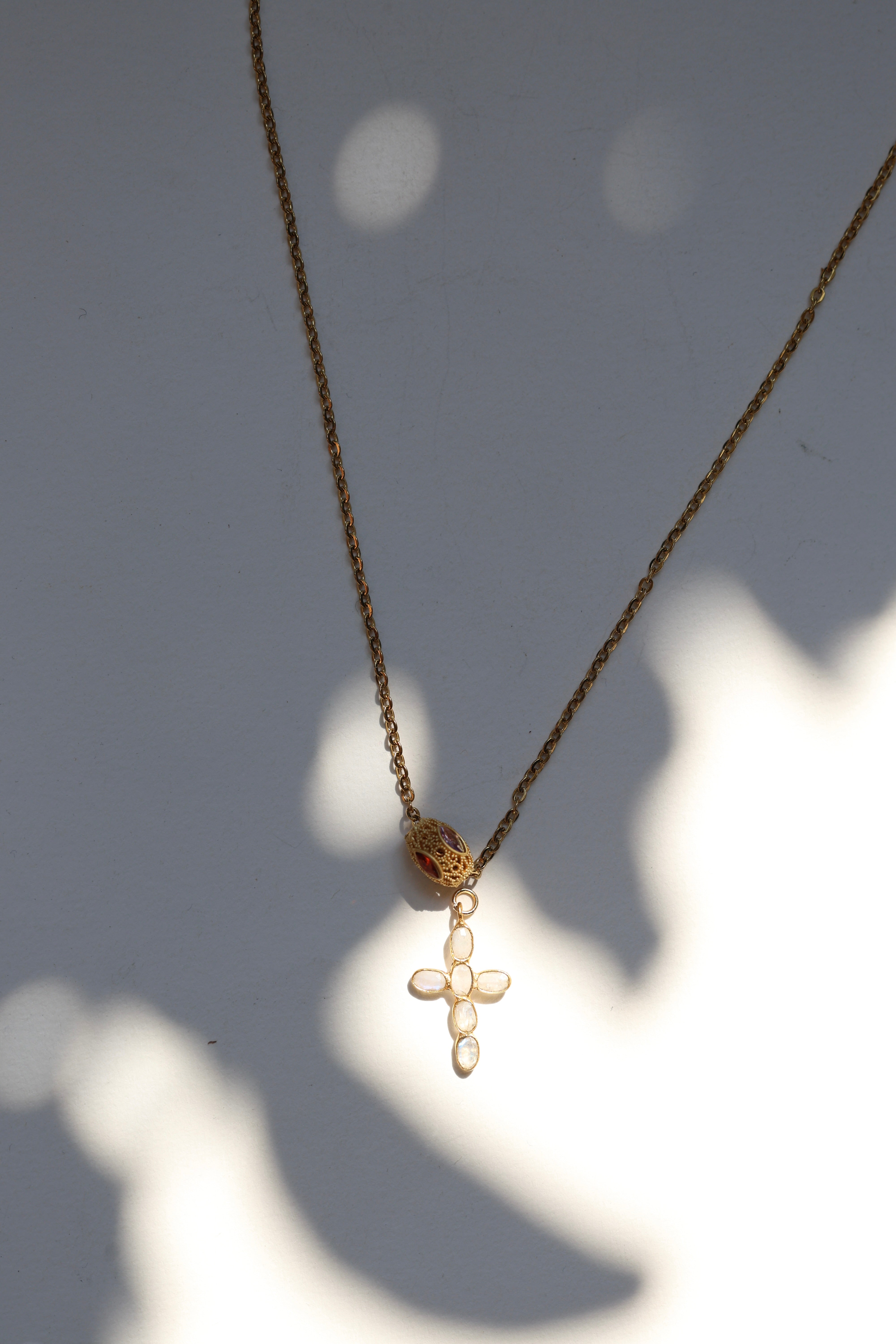 Croix Céleste : Collier de Foi et d'Élégance