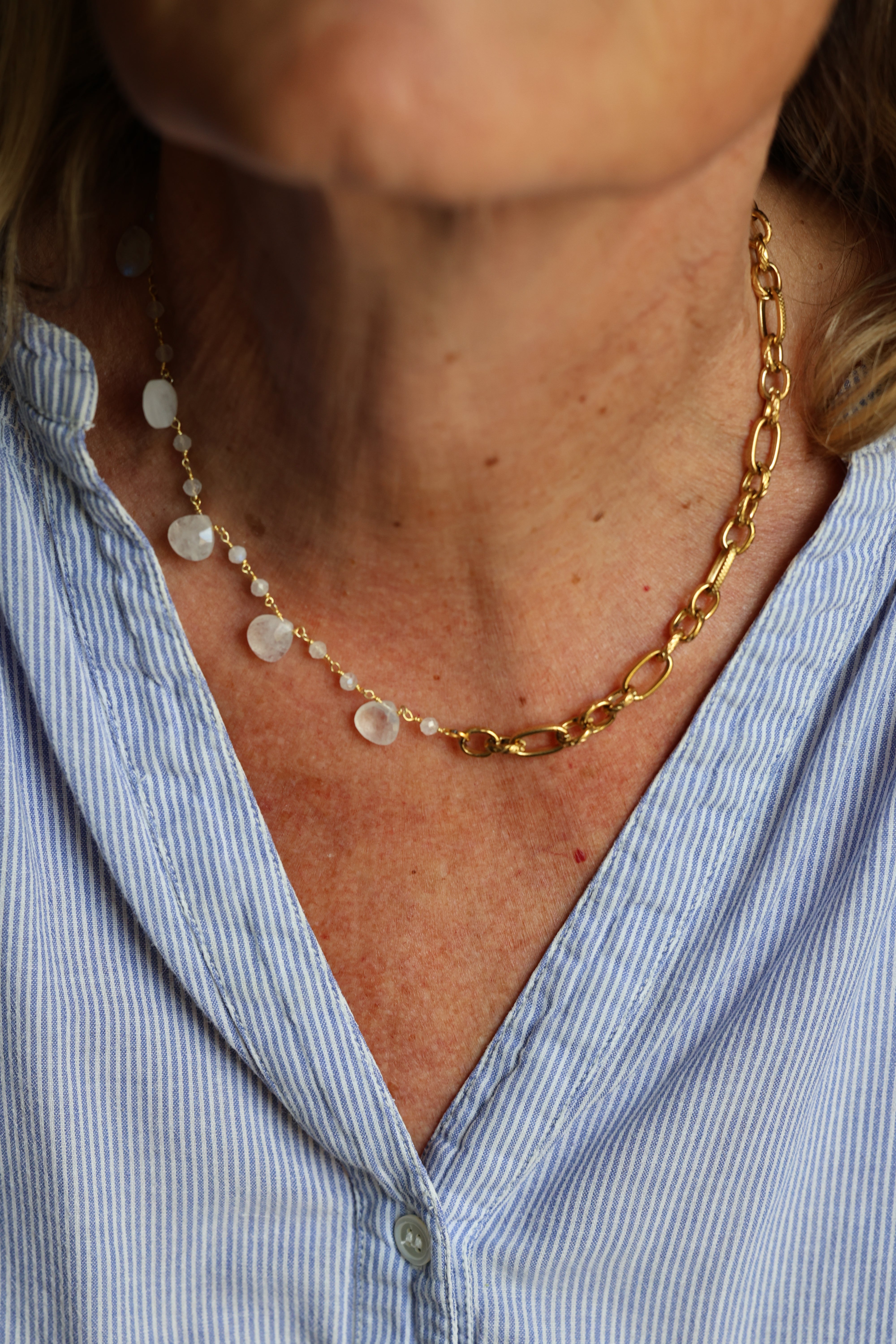 Le Courtil — collier pierre de lune et chaîne dorée