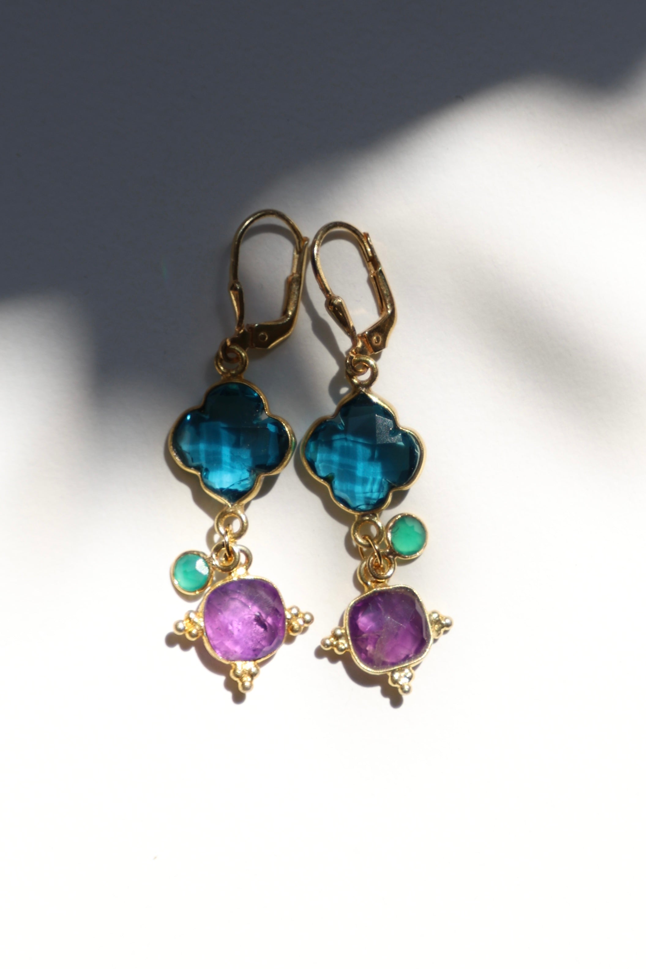 La Byzantine — boucles d'oreilles topaze bleue et améthyste