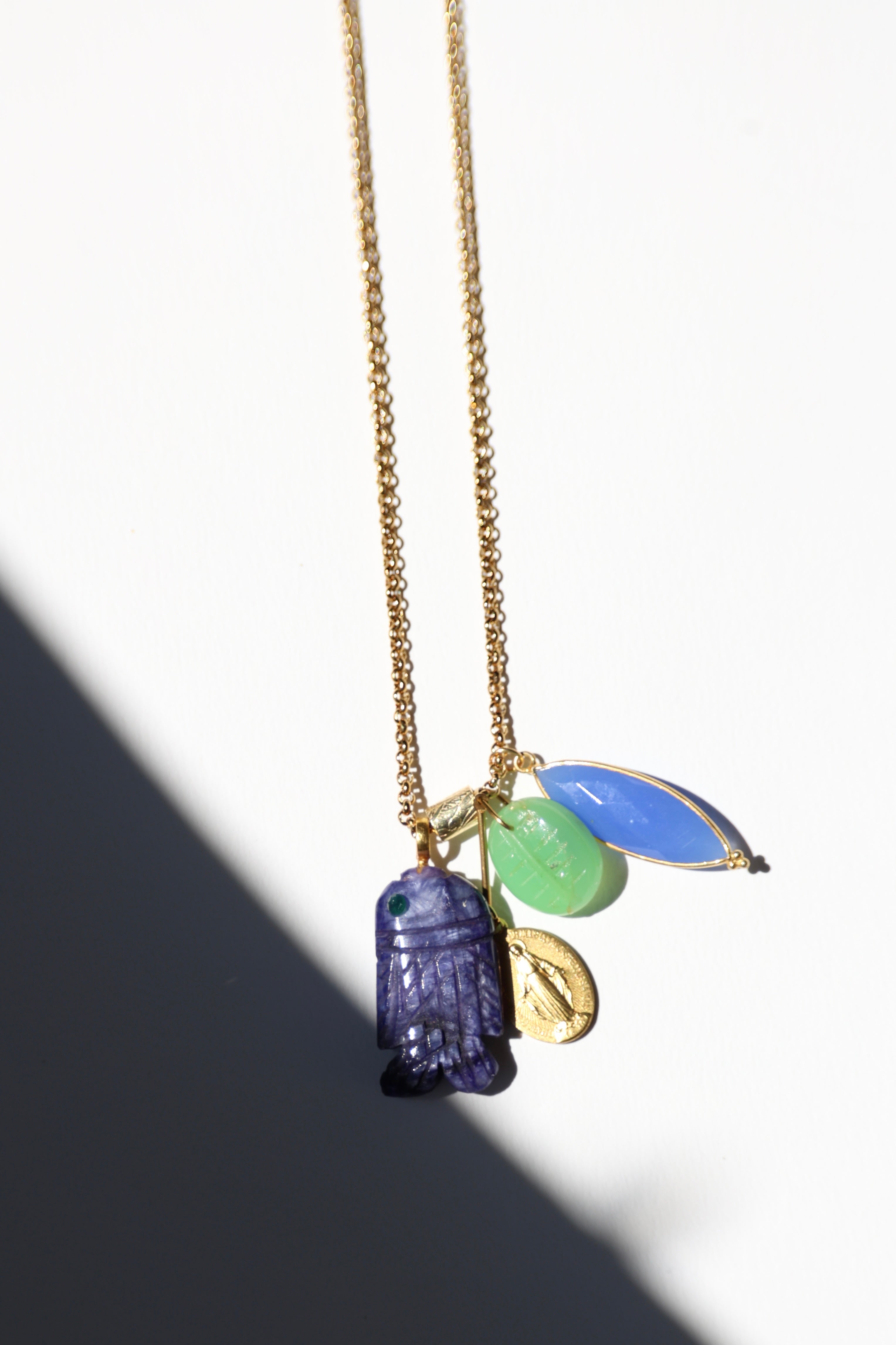 La Bonne Pêche — collier poisson sculpté et médaille miraculeuse