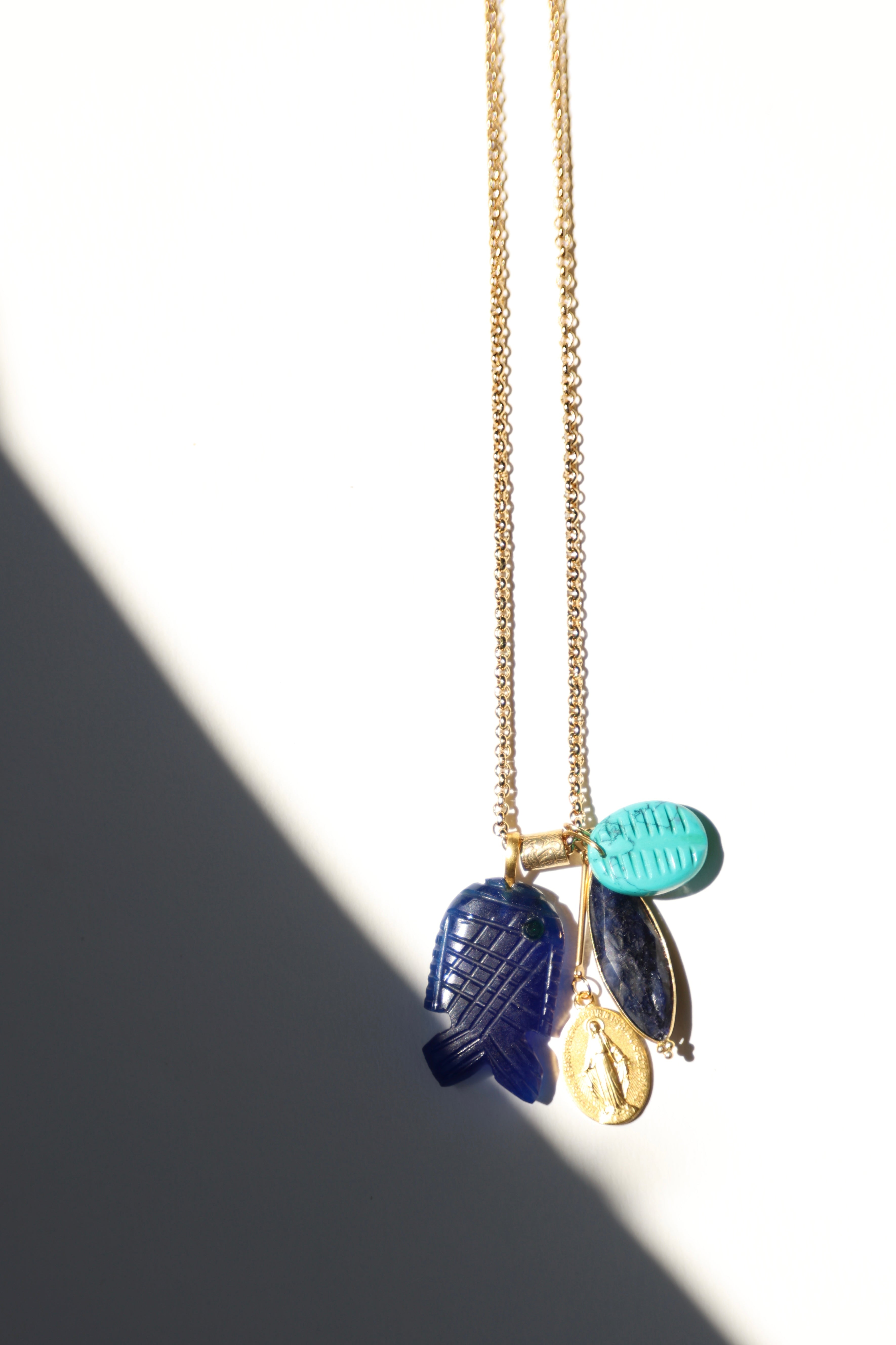 La Bonne Pêche — collier poisson sculpté et médaille miraculeuse