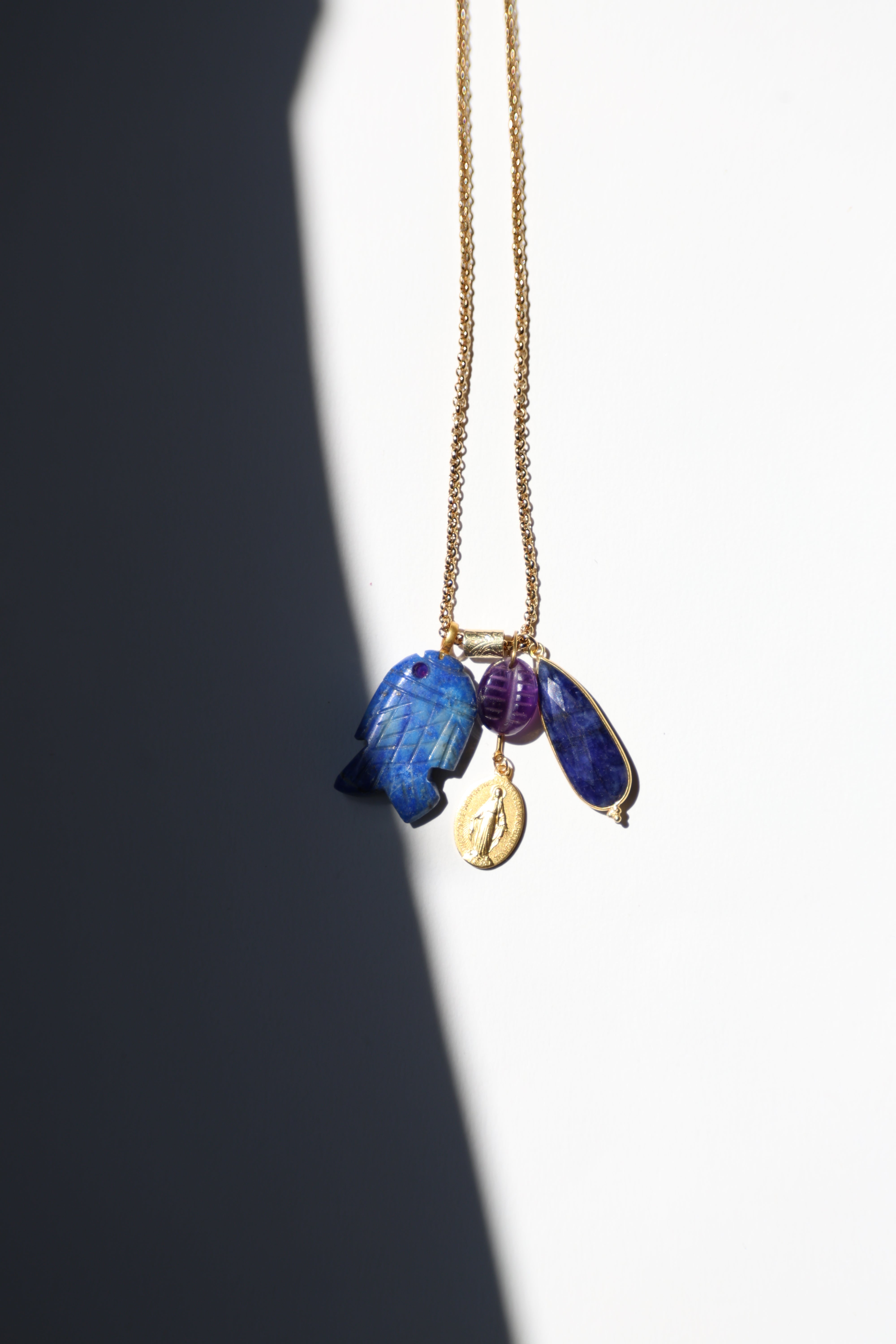 La Bonne Pêche — collier poisson sculpté et médaille miraculeuse