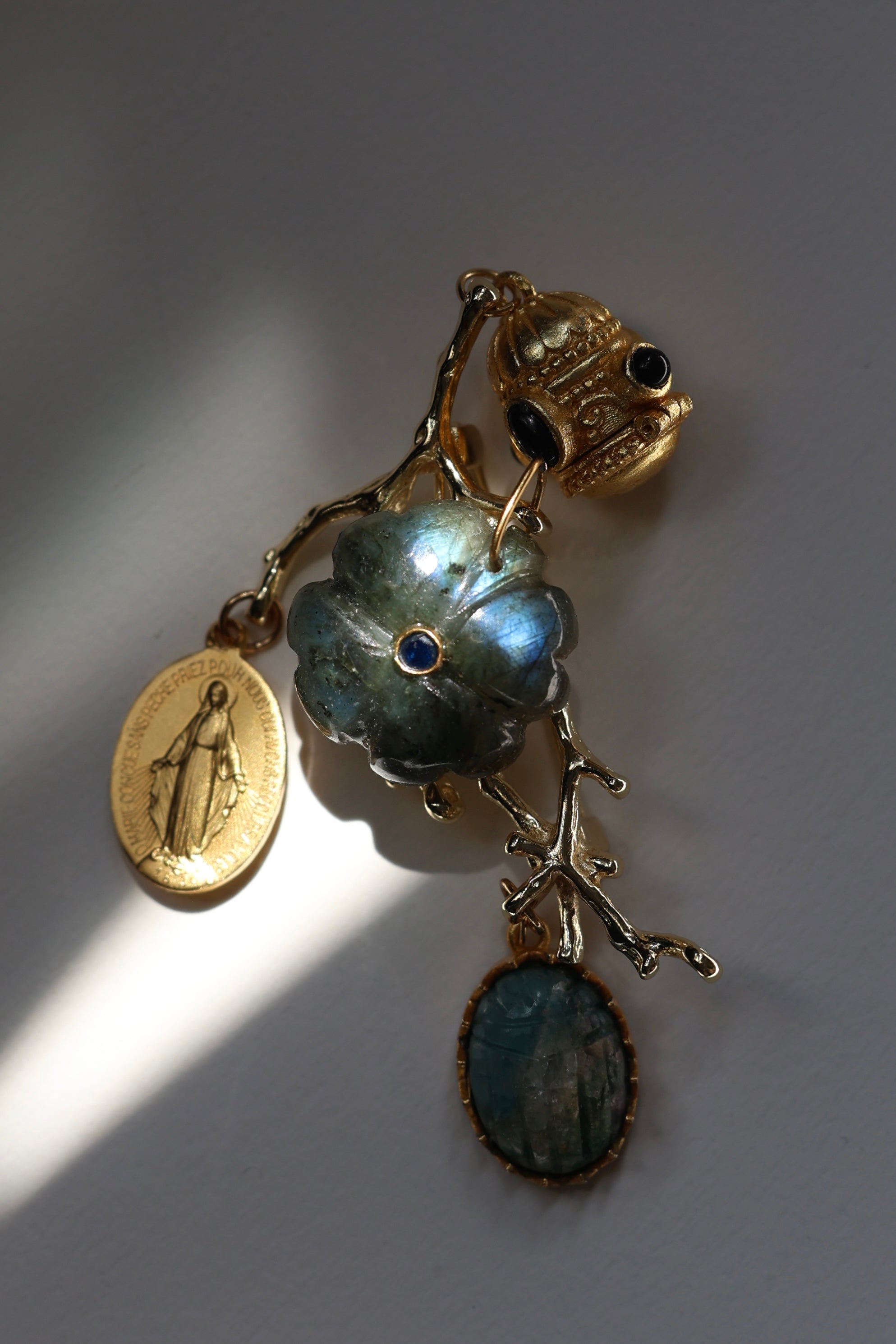 Broche Florentin — fleur sculptée et scarabée