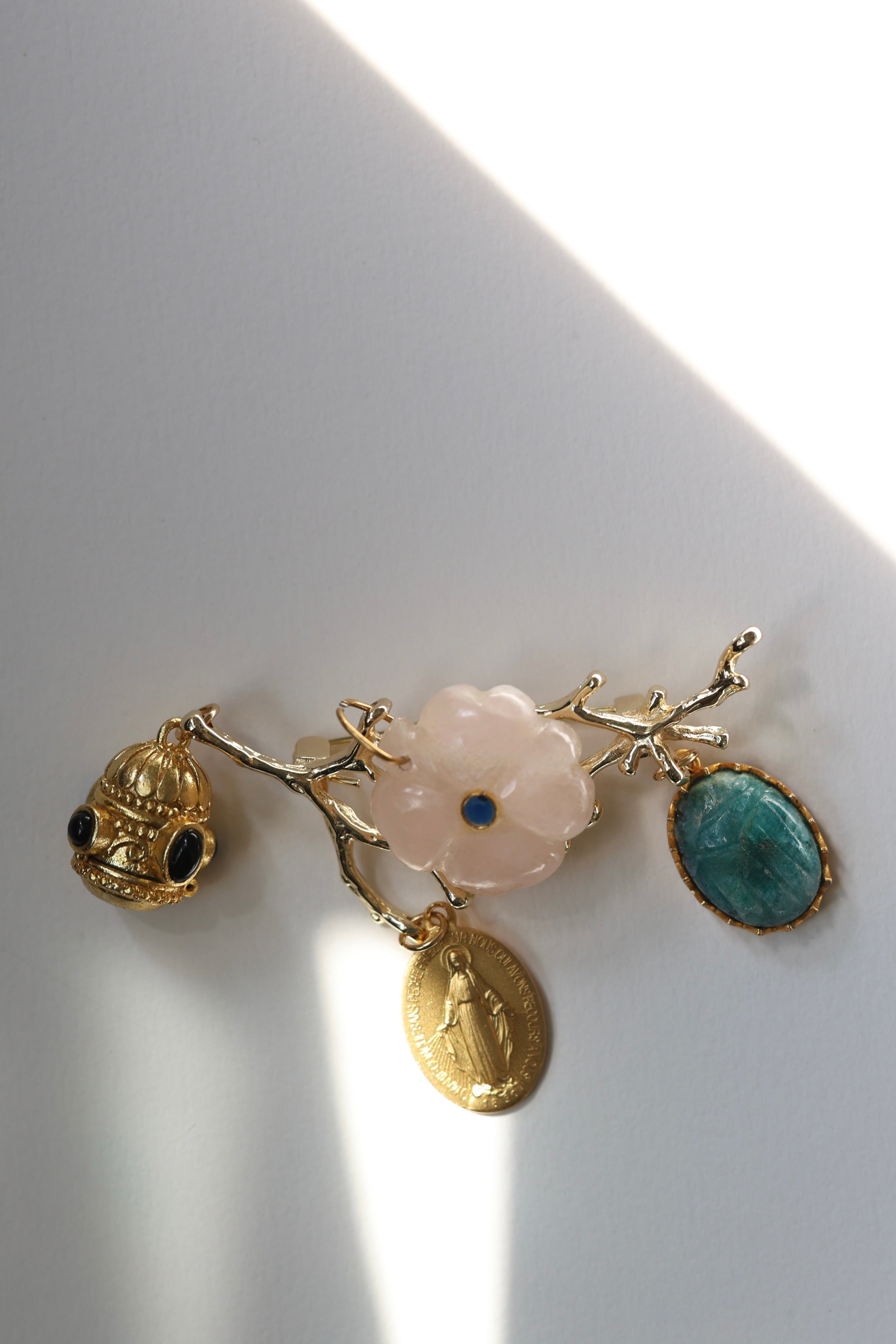 Broche Florentin — fleur sculptée et scarabée