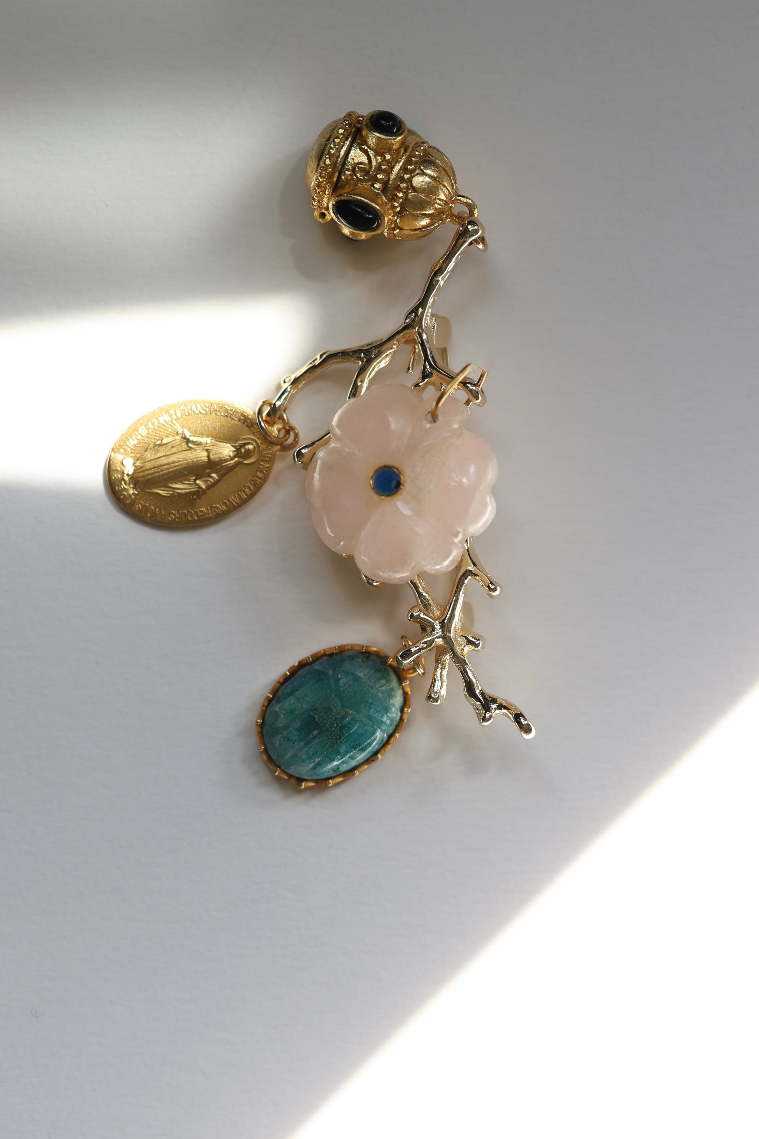 Broche Florentin — fleur sculptée et scarabée