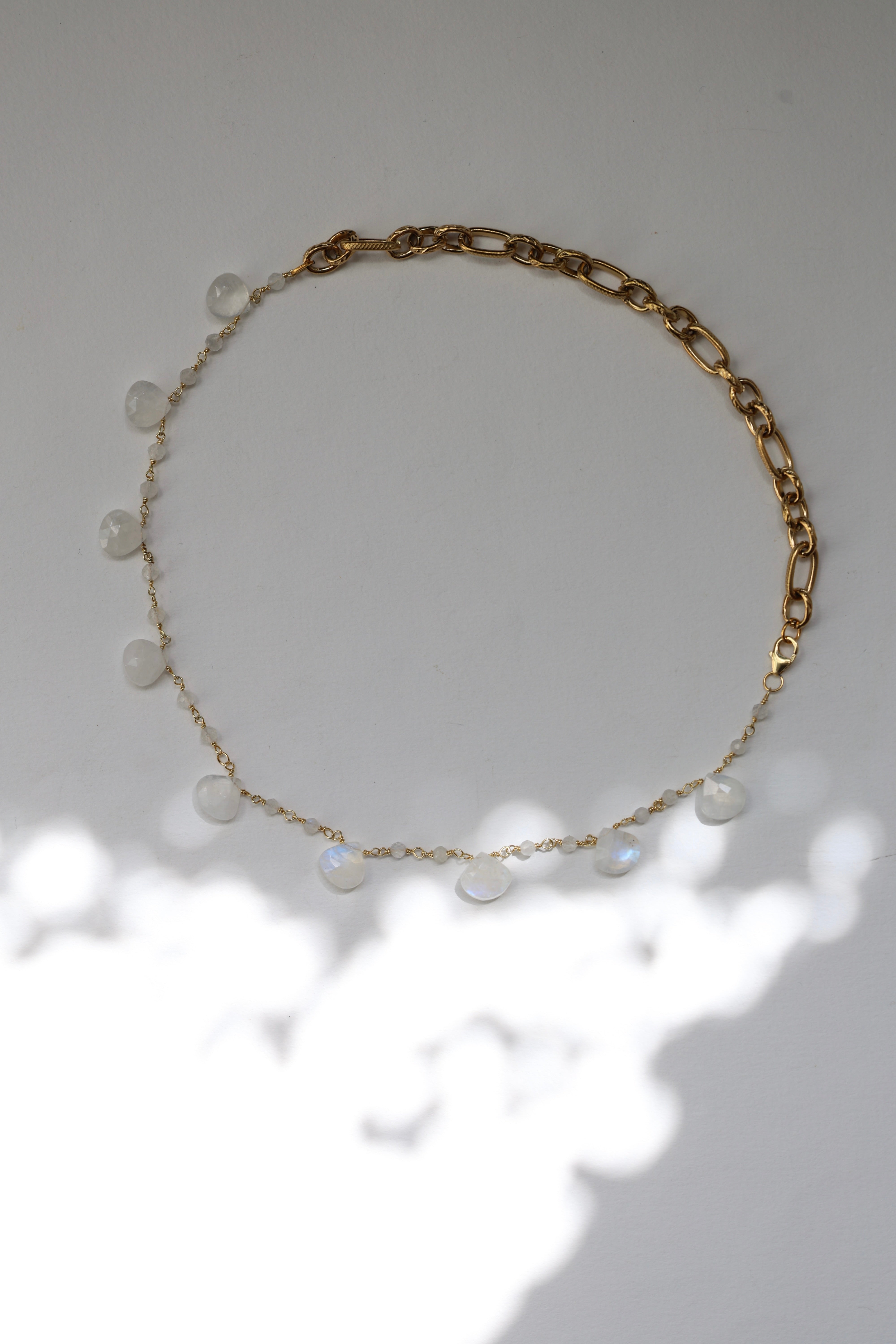 Le Courtil — collier pierre de lune et chaîne dorée