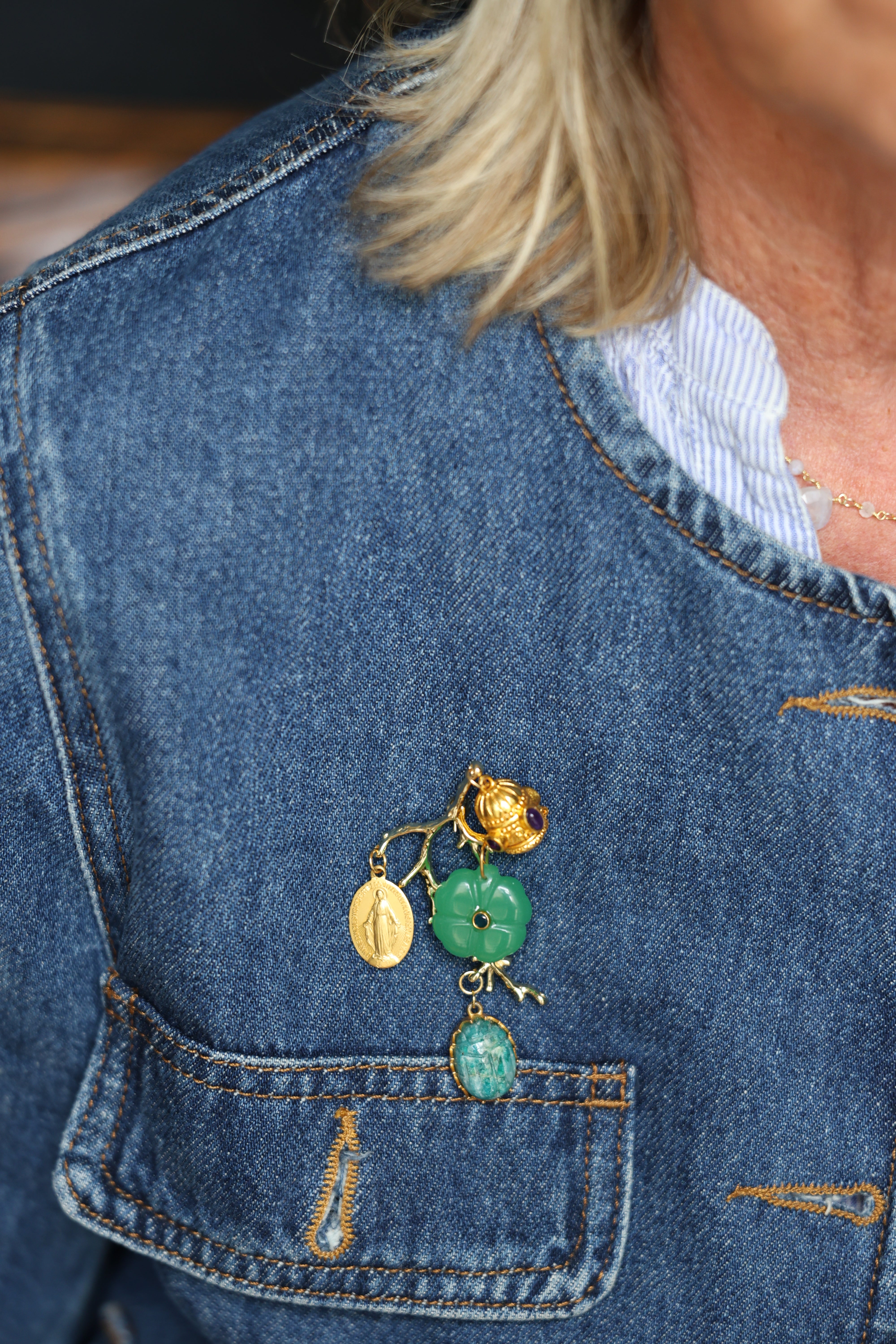 Broche Florentin — fleur sculptée et scarabée