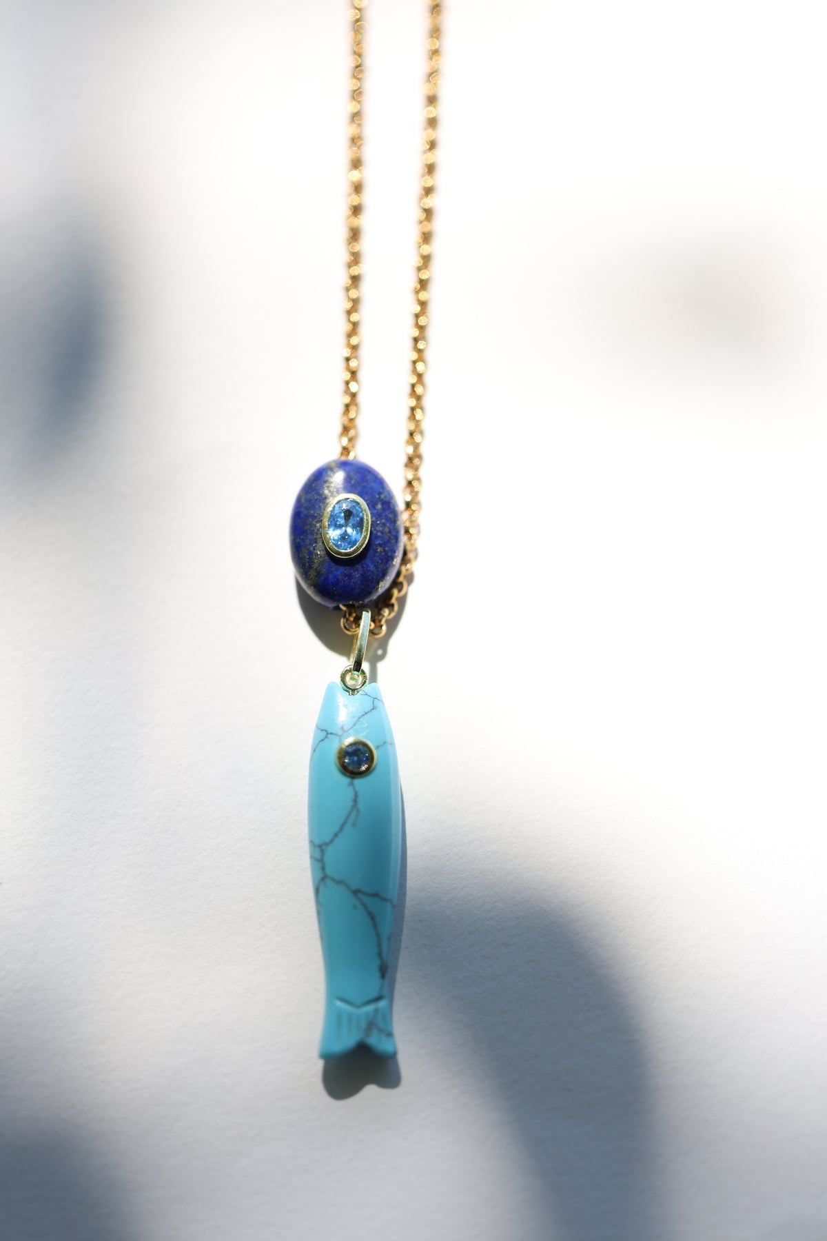 LE FILOU — collier poisson en pierre sculptée