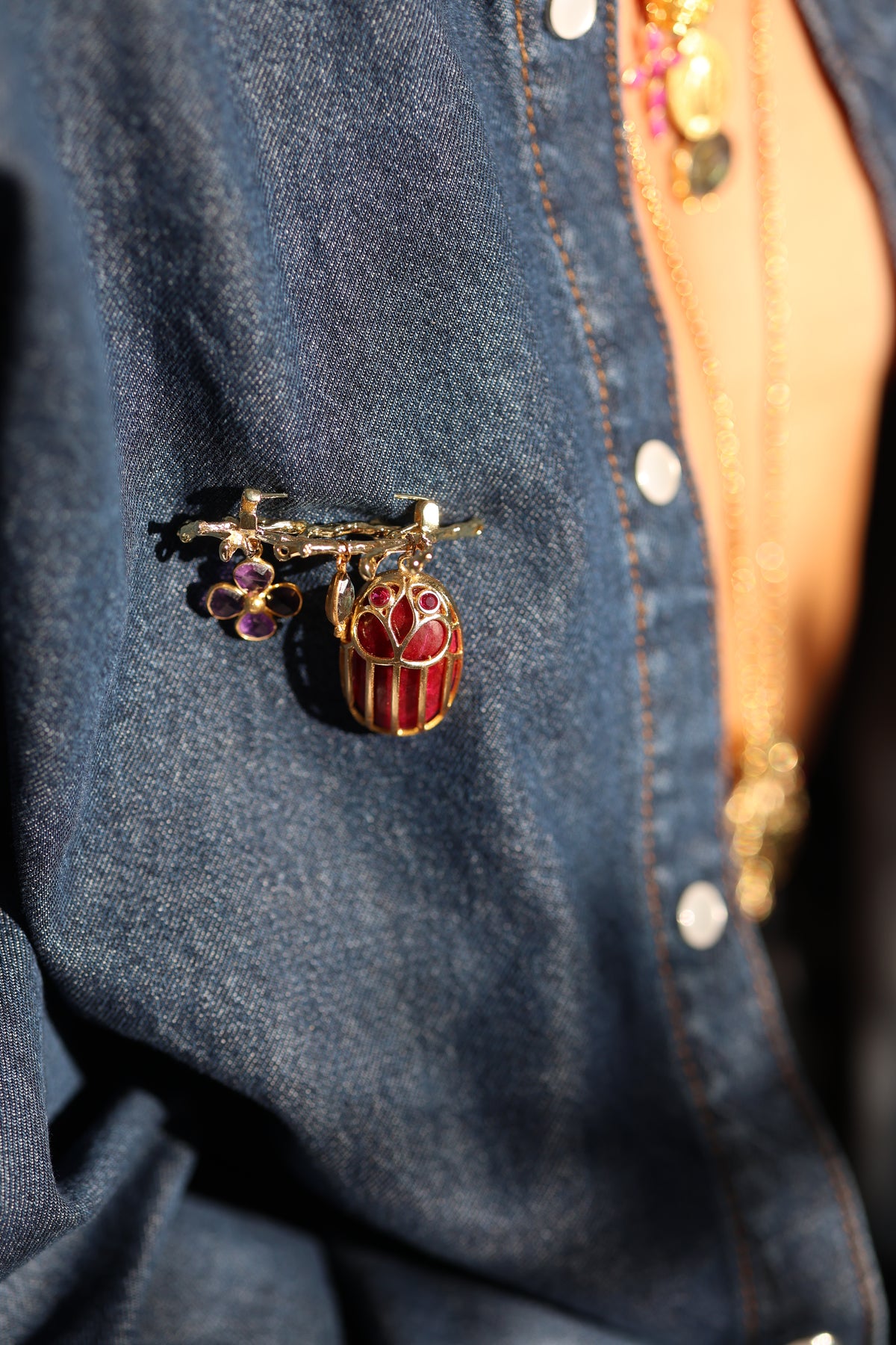LA TROUVAILLE — broche scarabée sur branche