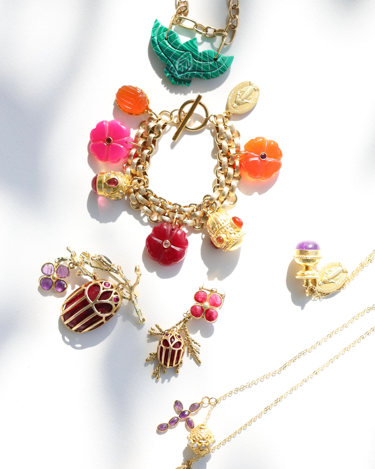 Le Cabinet de Curiosité : bracelet Florentin, broches scarabée et croix en améthyste