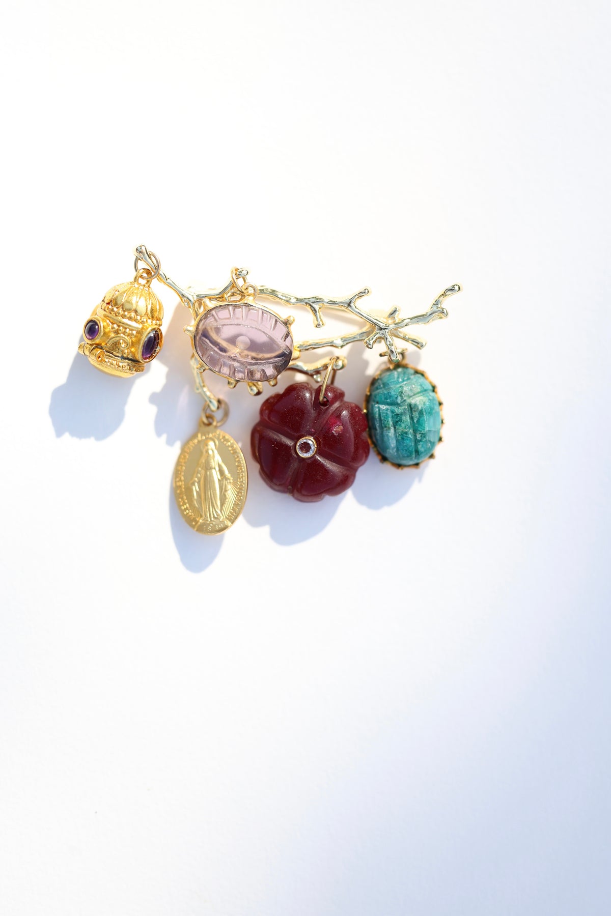 Broche Florentin — fleur sculptée et scarabée
