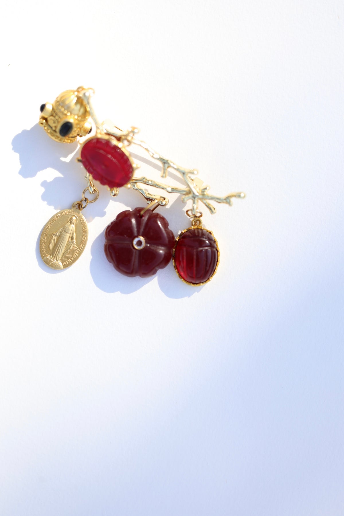 Broche Florentin — fleur sculptée et scarabée