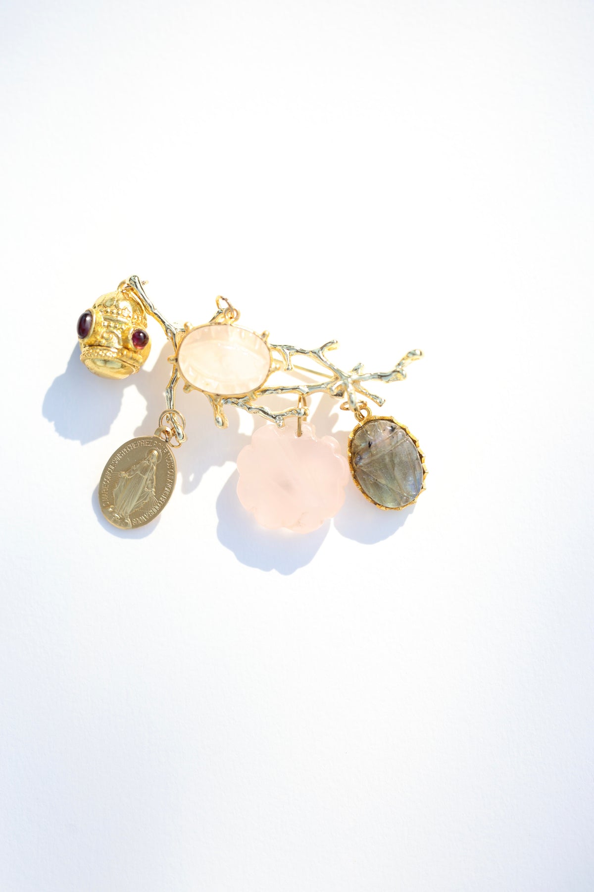 Broche Florentin — fleur sculptée et scarabée