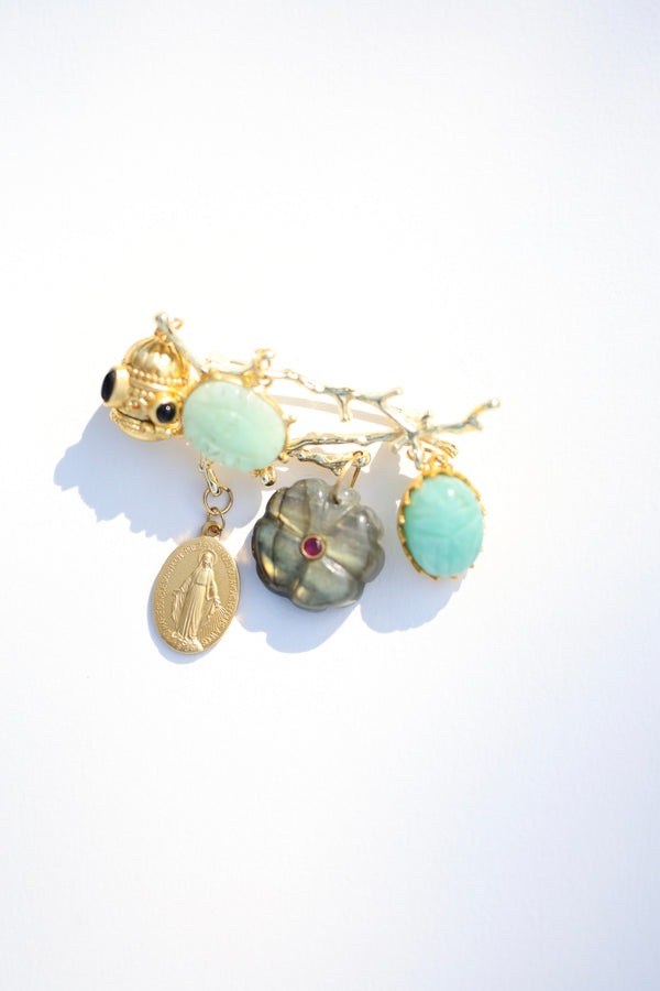 Broche Florentin — fleur sculptée et scarabée