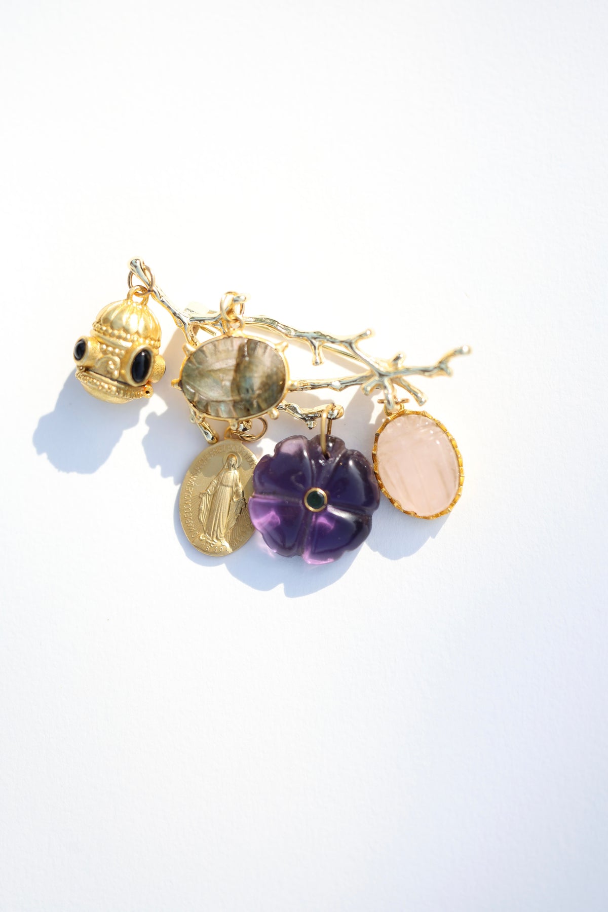 Broche Florentin — fleur sculptée et scarabée