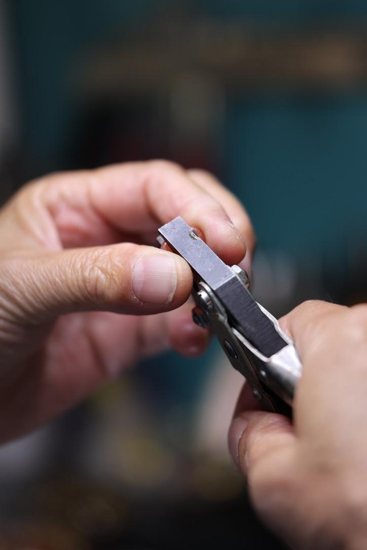 Dans l'atelier, un anneau façonné à la pince