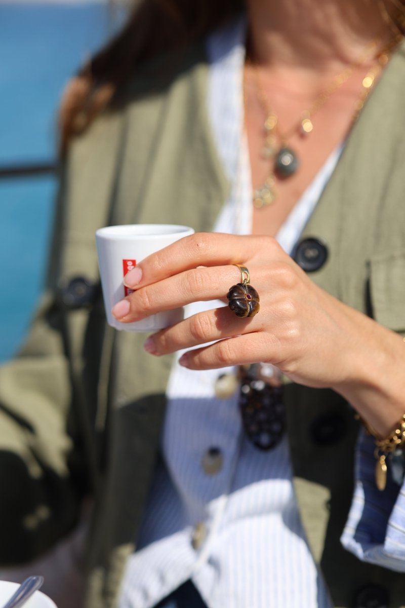 Bague La Tant Attendue portée, un café à la main