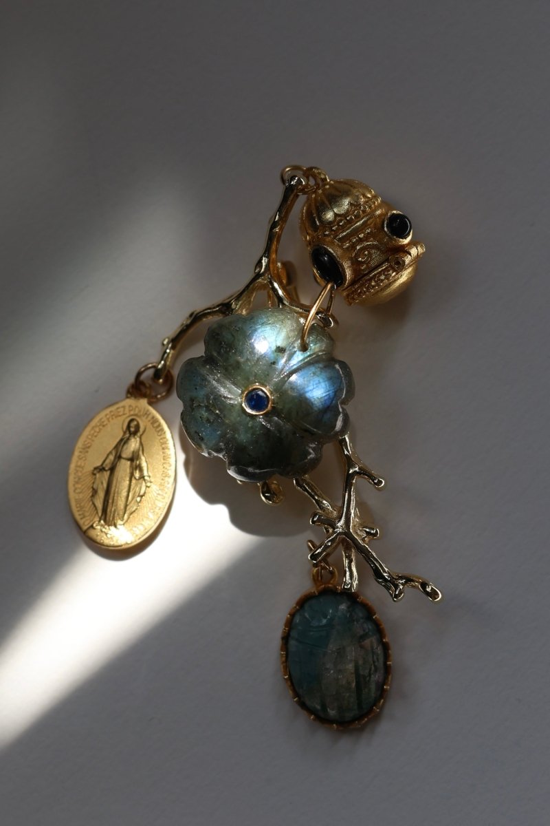 Broche Florentin — fleur sculptée et scarabée - Mathilde ma muse : bijoux de créateur