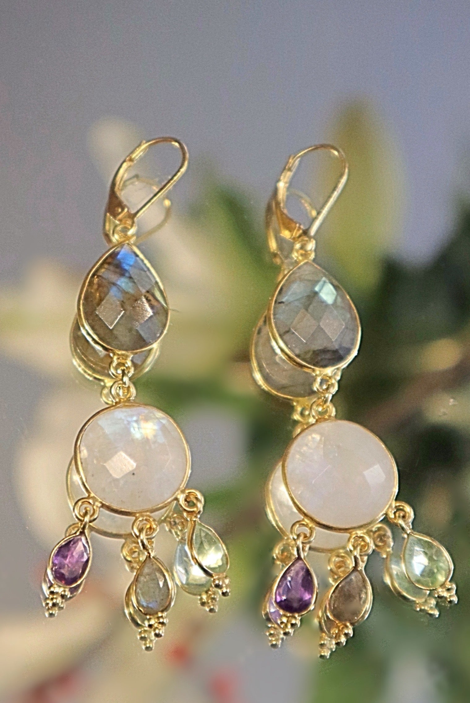 Boucles d'Oreilles Éclat Lunaire - Labradorite, Pierre de Lune, Améthyste et Prasiolite