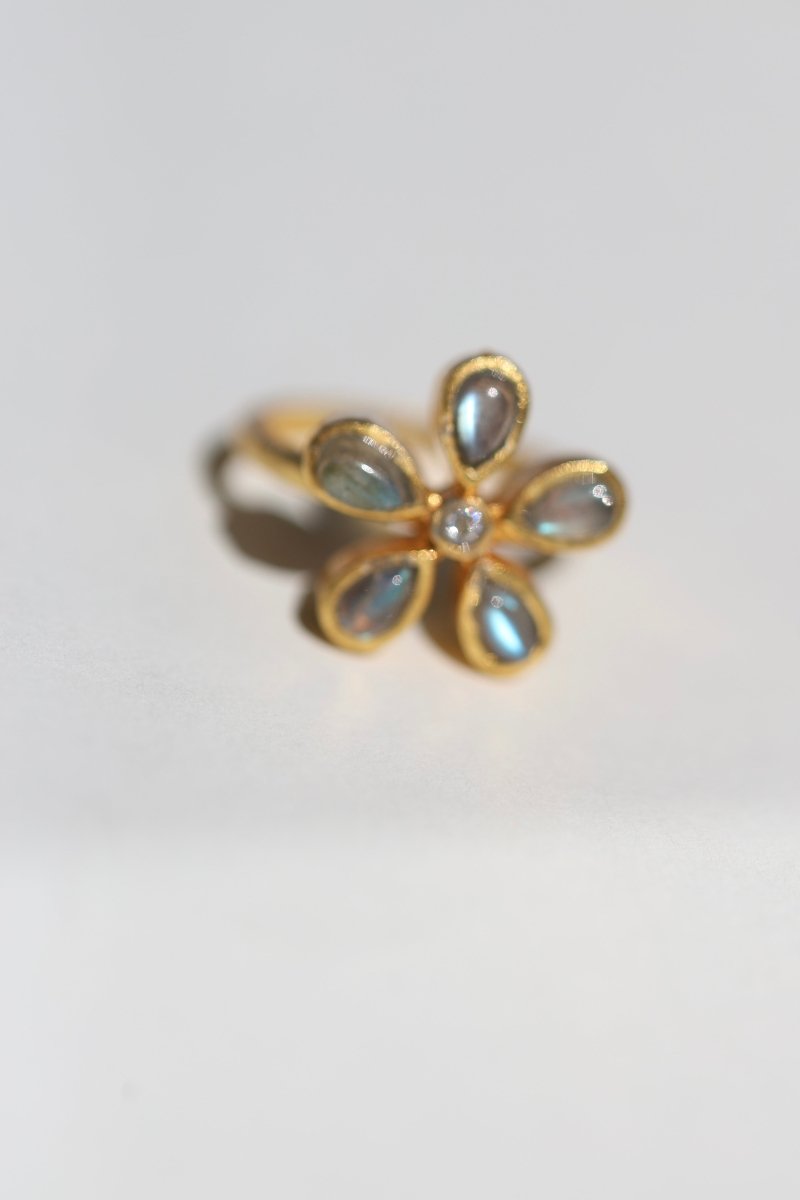 Solea – Fleur d’été au creux de la main - Mathilde ma muse : bijoux de créateur