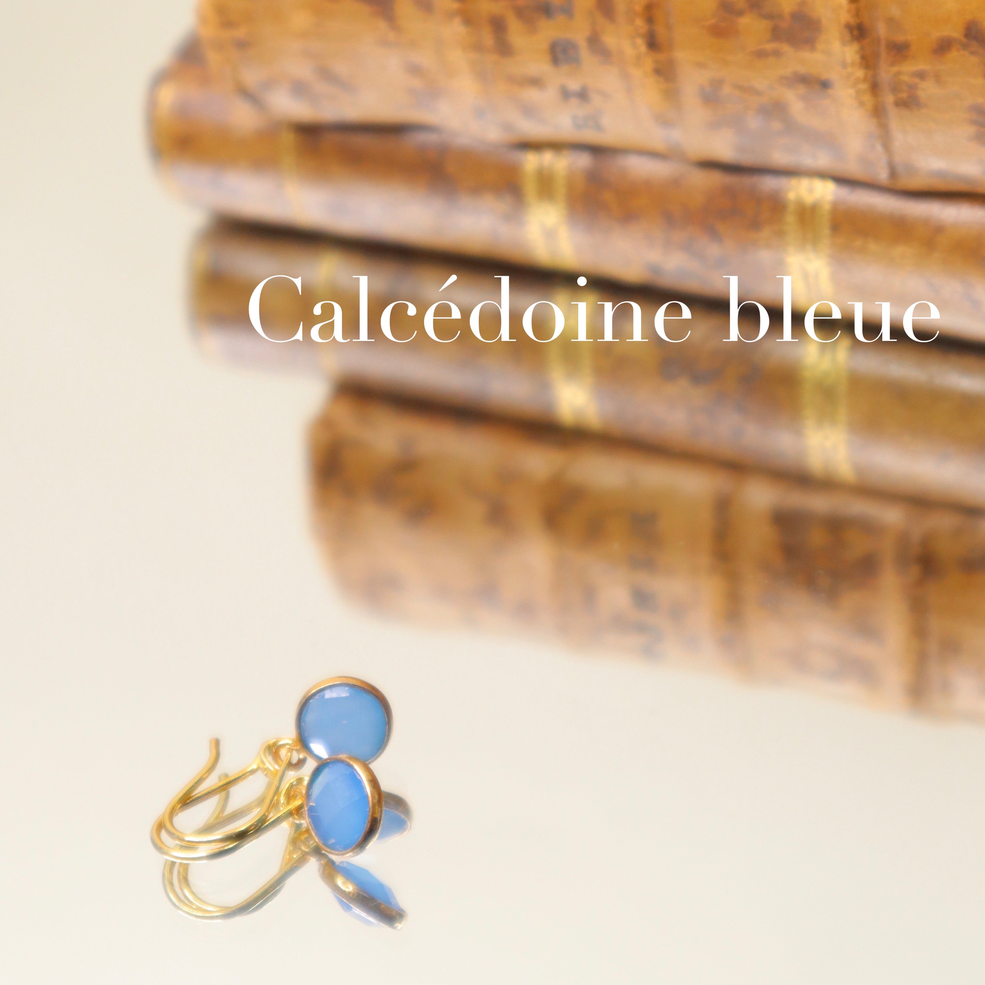 boucles d'oreilles petites pierres calcédoine bleue