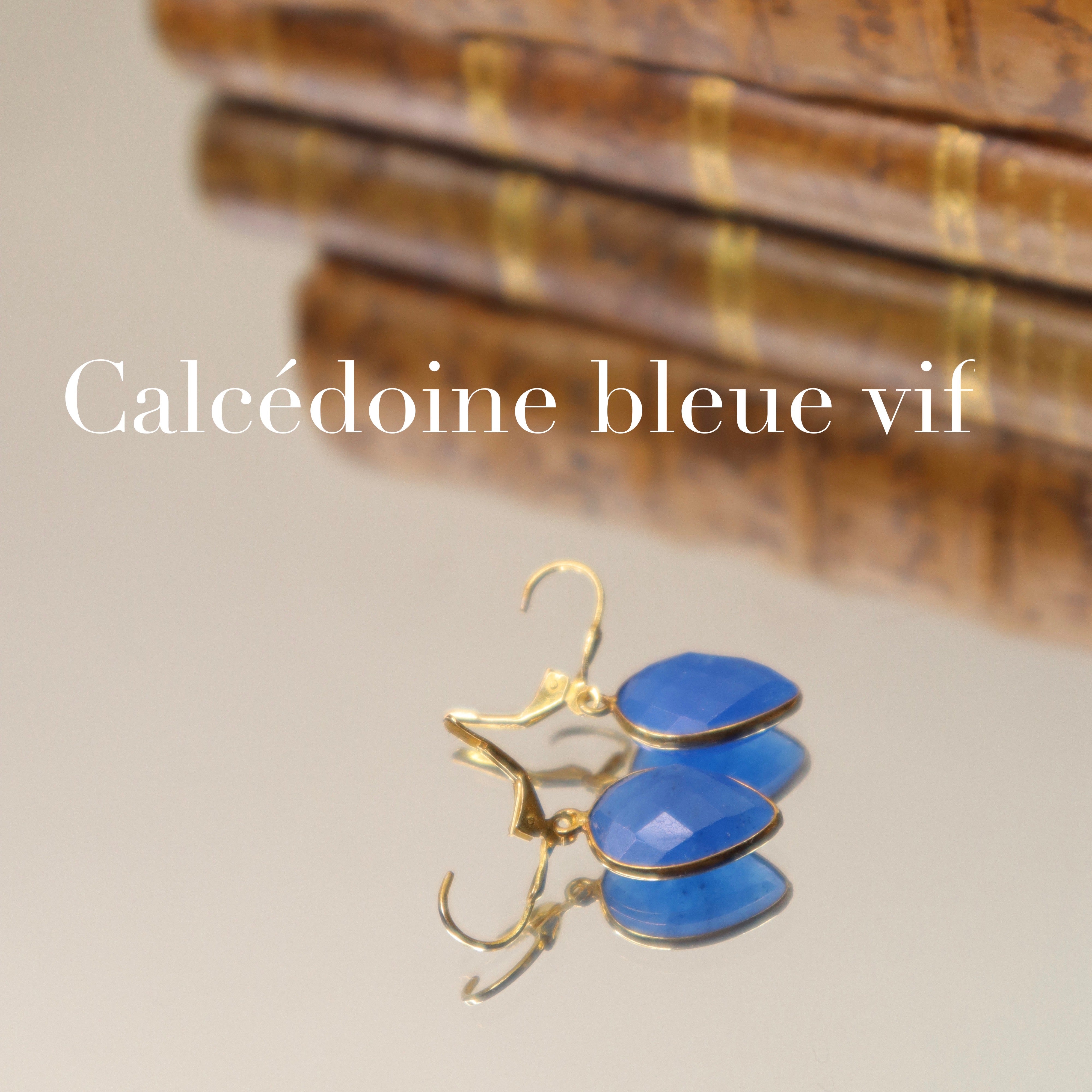 Boucles d'oreilles pierre calcédoine bleu vif 