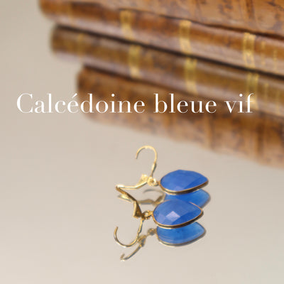 Boucles d'oreilles pierre calcédoine bleu vif