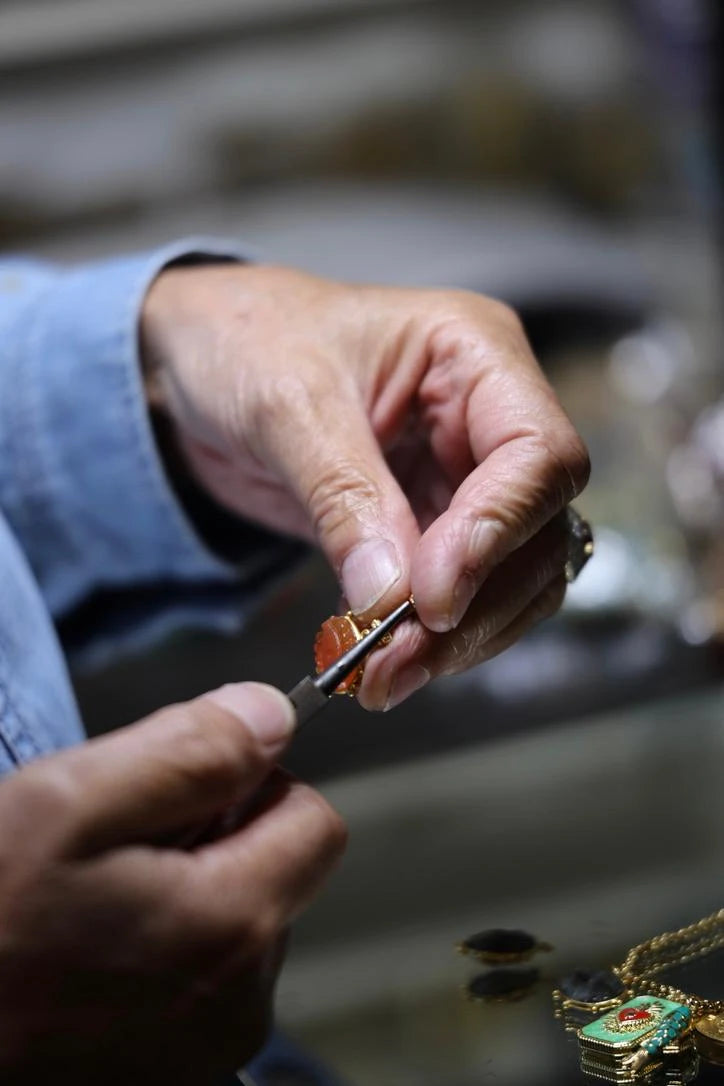 Travail d’un bijou à la main dans l’atelier parisien